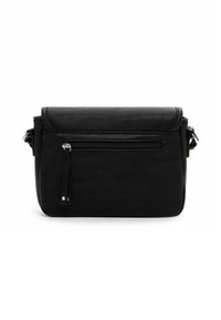 Borsa a spalla nera in pelle con una patta testurizzata, tasca frontale con zip e forma rettangolare slim. Presenta dettagli in metallo argentato.