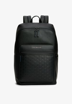 Mochila de cuero sintético negro con panel de cuero texturizado, cierre de doble cremallera, bolsillo frontal y correas ajustables. Detalle sutil de patrón tejido.