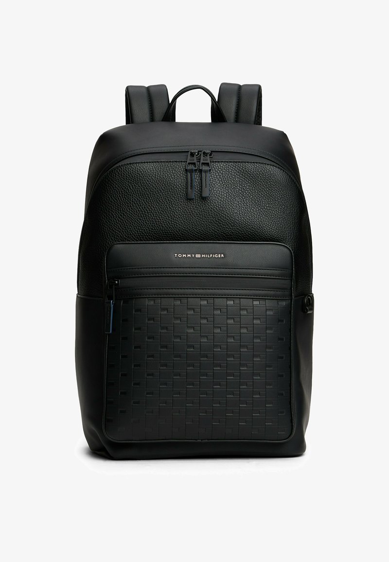 Sac à dos noir en simili cuir avec panneau en cuir texturé, fermeture à double zip, poche avant et bretelles réglables. Détail de motif tissé subtil.