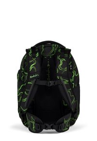 Schwarzer Rucksack mit grünen Wirbelmustern, ausgestattet mit gepolsterten Schultergurten, verstellbarem Brustgurt und Netzrücken für Belüftung.