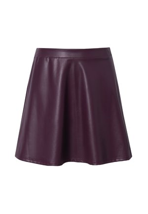 Korte paarse faux leren rok met een uitlopende ontwerp, soepel textuur, en een tailleband, die boven de middenbovenbenen valt.