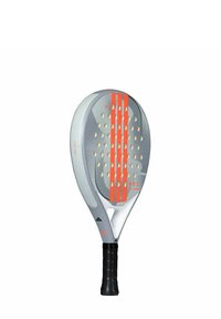 Grijze padelracket met een gestructureerd oppervlak, oranje strepen en perforaties. Heeft een uitgesproken afgeronde kop en een zwarte grip.