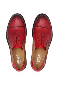 Rote Lederschuhe mit braunen Akzenten und strukturierten Details. Sie verfügen über eine abgerundete Spitze, Schnürung an der Vorderseite und gesteppten Rand. Glatte Innenauskleidung.