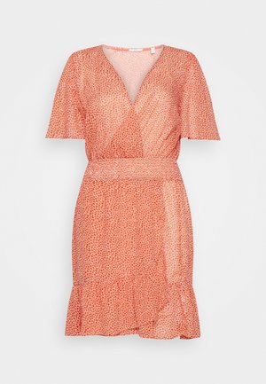 Krótka pomarańczowa sukienka z małym kwiatowym wzorem, dekoltem w literę V, krótkimi rękawami, elastycznym paskiem w talii i falbanką na dole, na białym tle.