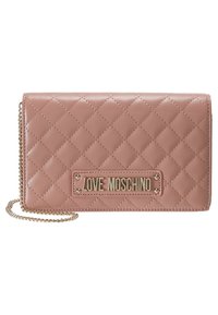 Růžová prošívaná peněženka se zlatým řetízkem, zdobená kovovým logem "LOVE MOSCHINO" a hřebíkovými detaily na hladkém povrchu z umělé kůže.