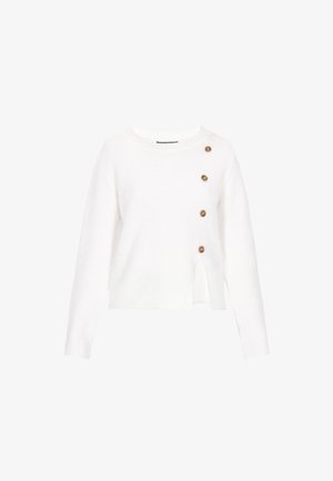 Witte gebreide trui met een ronde halslijn, lange mouwen, een zijslit en drie bruine knoppen op de linkerschouder. Zachte textuur.