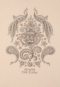 Tessuto beige chiaro con intricati motivi floreali e paisley marroni, con due pavoni e la frase "VAI CON IL FLUSSO" in basso.