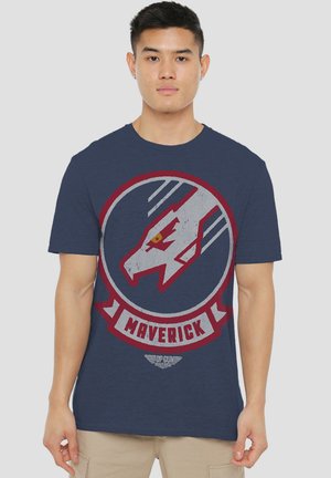 Navyblaue Baumwoll-T-Shirt mit grafischem Design eines Wolfskopfes und dem Wort "Maverick" in Rot und Grau, mit einem runden Emblem-Hintergrund.