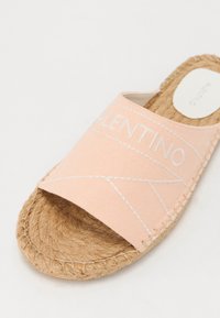 Sandal in canvas rosa con cuciture bianche e logo "Valentino". Suola in juta naturale con dettagli a bordo intrecciati.