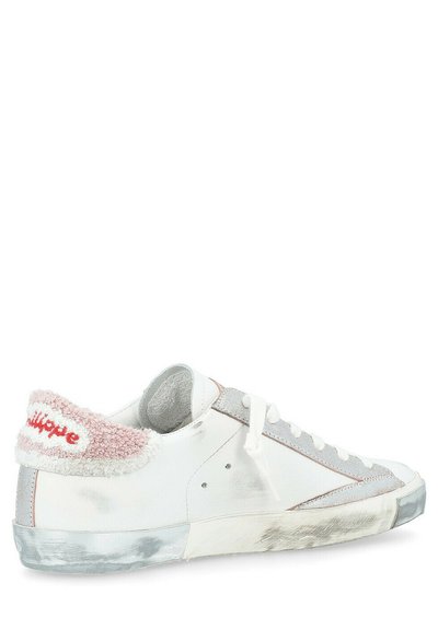 Sneaker bianco con un colletto in morbido pelliccia rosa testurizzata. Presenta dettagli in argento, una suola in gomma e leggere abrasioni sulla punta e sul lato.