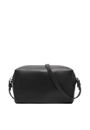 Borsa a tracolla rettangolare nera in pelle con tracolla regolabile e fibbia in metallo argento su sfondo bianco.