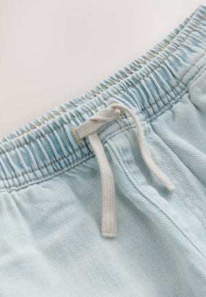 Halványkék farmer rövidnadrág gumis, megkötős derékrésszel, díszítő varrásokkal és puha tapintású anyaggal.