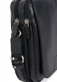 Borsa in pelle blu scuro con finitura a trama, dotata di doppie cerniere, hardware argentato e tracolla regolabile con dettagli in cucitura marrone.