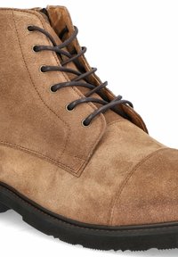 Brązowe zamszowe botki sięgające kostki z okrągłym noskiem, sznurowanym zapięciem, kontrastującymi ciemnymi sznurówkami oraz teksturowaną cholewką na czarnej gumowej podeszwie.