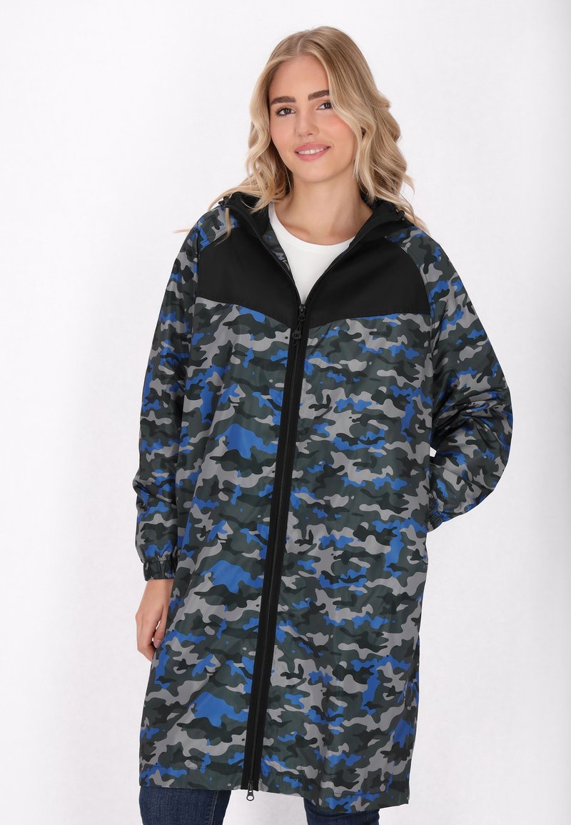 Giacca da pioggia mimetica con un motivo blu, grigio e nero, chiusura frontale con zip completa e polsini elasticizzati. Vestibilità lunga e ampia con cappuccio.