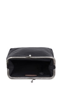 Schwarze Ledertasche mit einem Metallverschluss und silbernem Beschlag. Sie hat eine glatte Oberfläche und ein offenes Innenfach mit einer kleinen Reißverschlusstasche.