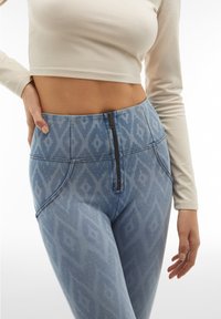 Freddy WR.UP® DENIM PUSH-UP - Skinny-Farkut - denblue aop ethnlaser blu s