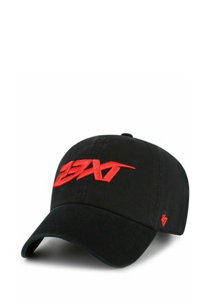 Casquette de baseball noire avec un logo rouge brodé bien visible à l'avant, visière courbée et strap ajustable à l'arrière.