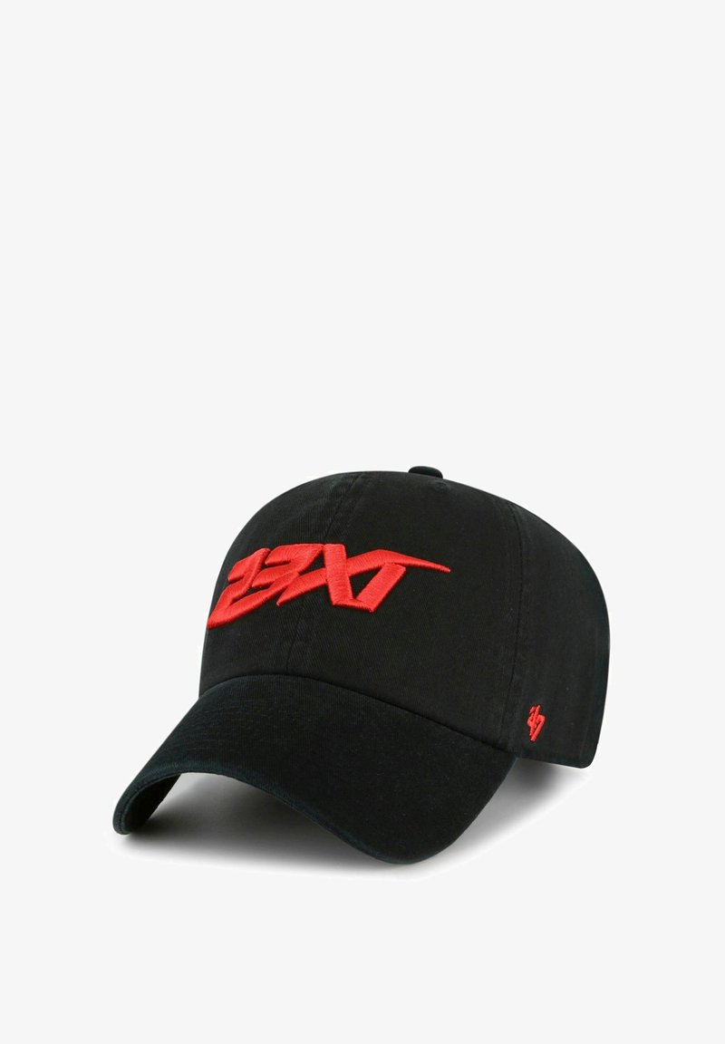 Schwarze Baseballkappe mit einem auffälligen roten gestickten Logo auf der Vorderseite, gebogenem Schirm und verstellbarem Riemen hinten.