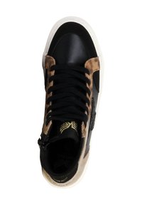 Sneaker alta in pelle nera e suede marrone, con suola in gomma bianca, lacci neri e logo dorato in rilievo sulla linguetta.