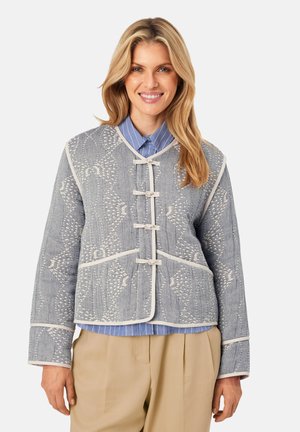 Blauwe gestreepte jas met witte accenten, gemaakt van een textuurstof, met een mandarin kraag en traditionele geknoopte sluitingen.