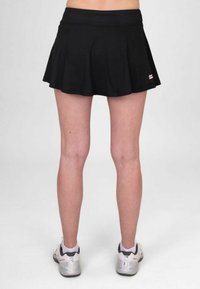 Skort negro hecho de una tela liviana, que se ensancha desde una cintura ajustada. Presenta un pequeño detalle de logo en la parte inferior derecha.