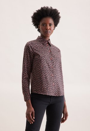 Camicia a maniche lunghe in tessuto marrone scuro con motivo floreale nei toni del rosa e dell'arancione; presenta una chiusura con bottoni e colletto.
