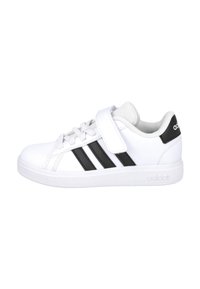 Zapatillas deportivas blancas con tres rayas negras, una lengua acolchada y una correa de velcro. Material sintético suave con una suela de goma.