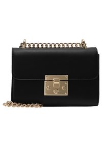 Borsa in pelle nera con tracolla in catena dorata, forma rettangolare, chiusura anteriore a lucchetto e texture liscia. Presenta un accento in metallo lucido.