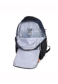 Zaino navy e nero con un ampio interno foderato in argento, dotato di una tasca frontale, doppi cursori e una maniglia imbottita.