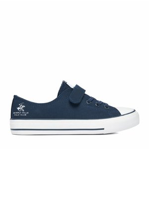 Sneaker in tela blu navy a taglio basso con suola e punta in gomma bianca, cinturino in velcro, lacci e logo Beverly Hills Polo Club sul tallone.
