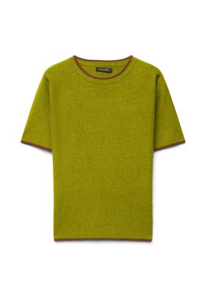 Pull en maille vert à manches courtes avec bordure marron autour du col, des extrémités des manches et de l'ourlet, isolé sur fond blanc.