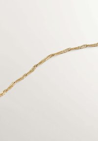 Collar de cadena de oro con eslabones entrelazados de textura suave y brillante. El diseño es sencillo y alargado, con un color uniforme.