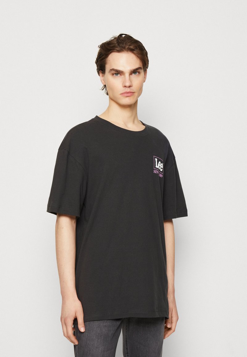 lee-loose-logo-tee-t-shirt-med-print-black-svart-zalando-se