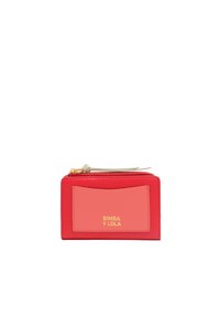 Cartera de cuero roja con un panel rosa en contraste, logotipo dorado y cierre con cremallera. Superficie texturizada con un diseño simple y sin acentos adicionales.
