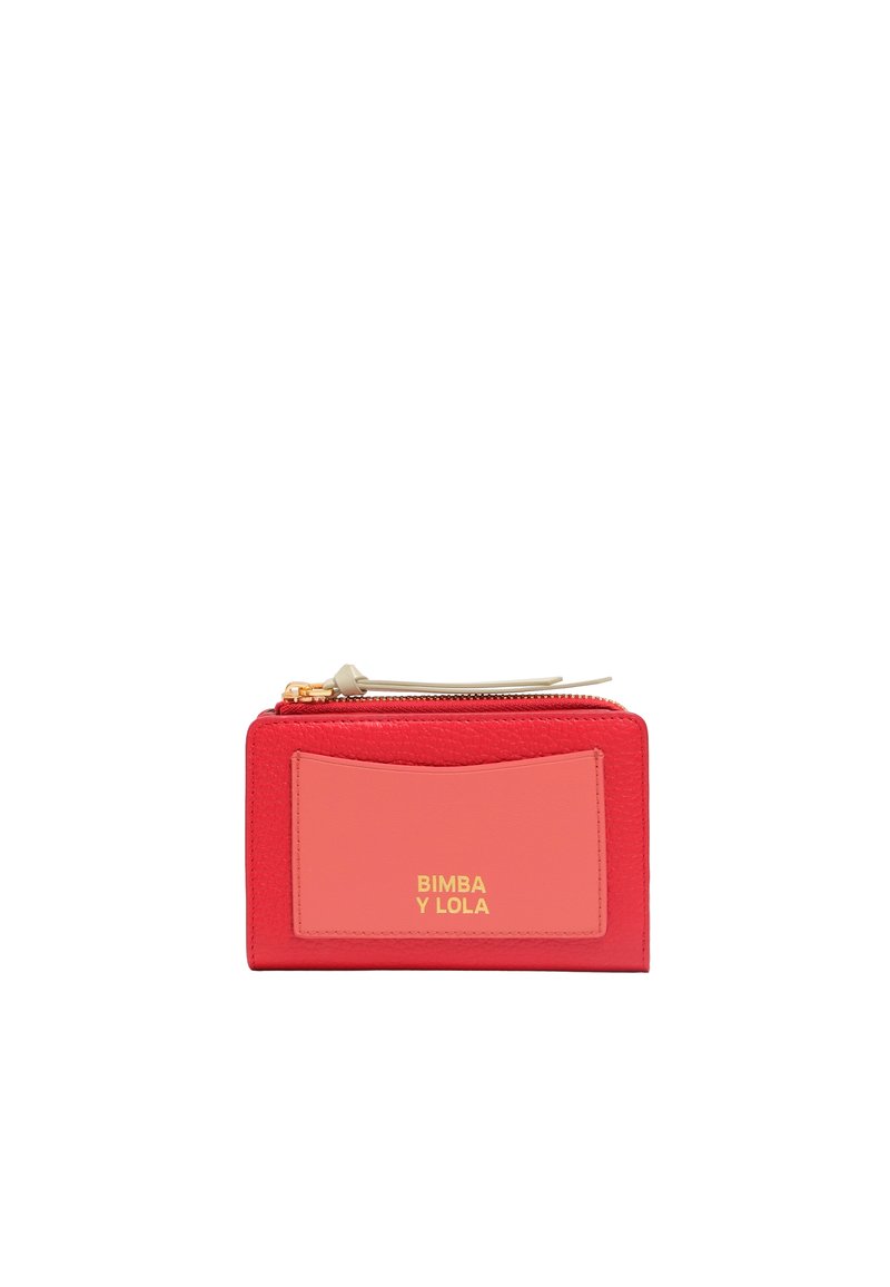 Cartera de cuero roja con un panel rosa en contraste, logotipo dorado y cierre con cremallera. Superficie texturizada con un diseño simple y sin acentos adicionales.