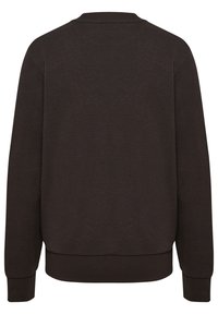 Ciemnobrązowy sweter z okrągłym dekoltem, długimi rękawami i dopasowanym ściągaczem na dole. Miękka faktura i jednolity wzór.