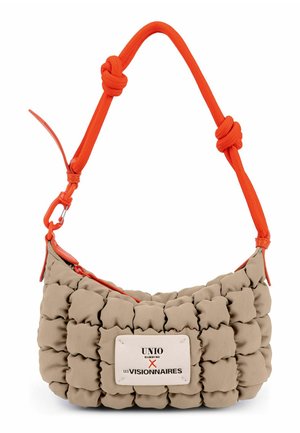 Bolso beige acolchado con patrón de cuadrados abultados, correa ajustable naranja con nudos y etiqueta blanca con la inscripción UNIO x Les Visionnaires.