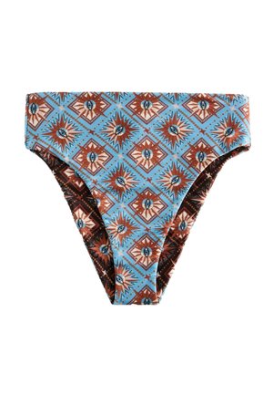 Dół od bikini z wysokim stanem z powtarzającym się wzorem brązowych i niebieskich geometrycznych kształtów z stylizowanymi oczami na jasnoniebieskim tle.
