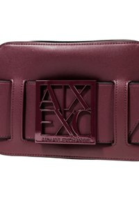 Borsa a tracolla in pelle color bordeaux con un logo lucido in evidenza che riporta "Armani Exchange". Il design presenta una forma strutturata e una superficie texturizzata.