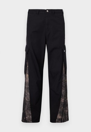 Μαύροι παντελόνες εργασίας με πλαϊνές τσέπες και υφασμάτινες πινελιές με σχέδιο κατά μήκος των εξωτερικών ποδιών, με κλείσιμο με κουμπί και θηλιές για ζώνη.