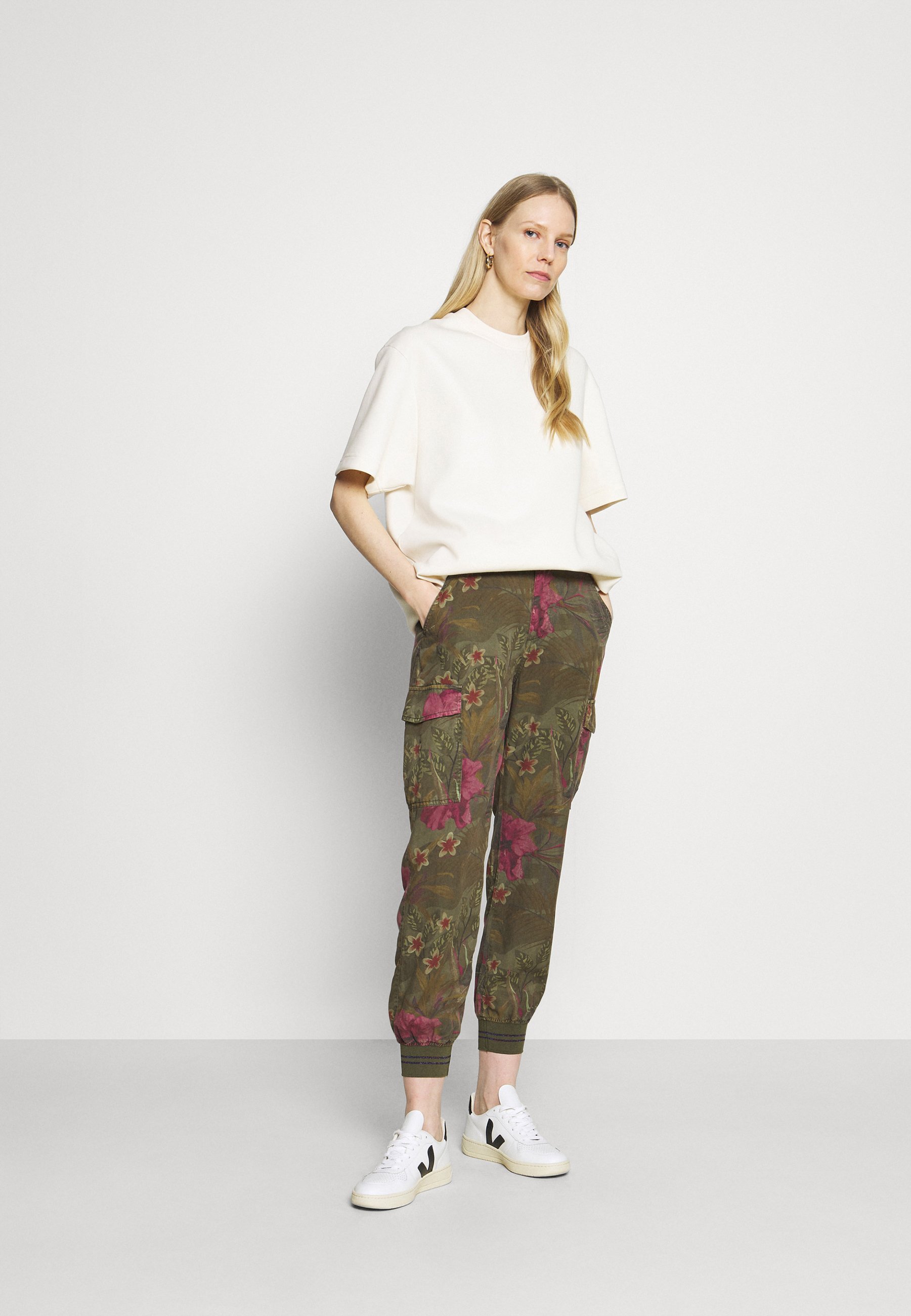 Desigual PANT_BALIBAY - Pantaloni - green/cachi - Zalando.it