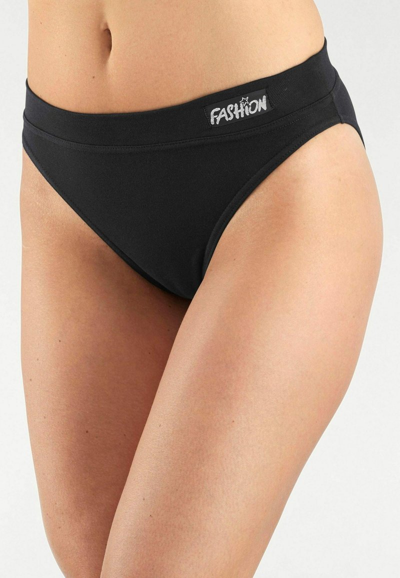 Zwarte bikini slip van zachte stof, met een brede, gladde tailleband en een klein "Fashion" logo label aan de linkerkant.