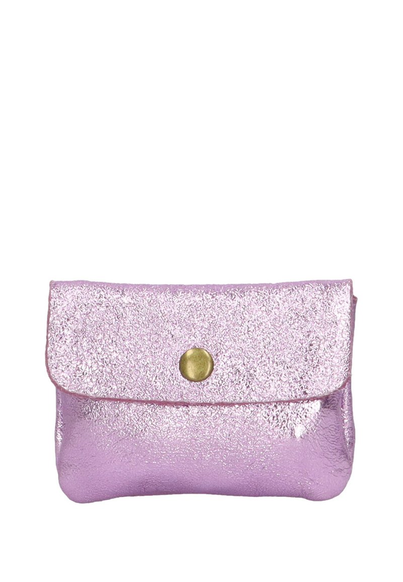 Funda de piel metálica rosa con una solapa plegable, asegurada por un cierre de botón a presión de latón redondo. Superficie lisa con una textura brillante.