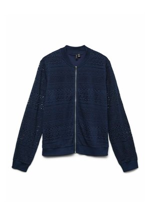 Chaqueta bomber azul marino con un intrincado patrón de encaje, cierre frontal de cremallera completa y puños y dobladillo de canalé. Tejido ligero con detalle texturizado.