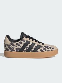 Low-Top-Sneaker mit beigem und schwarzem Leopardenmuster am Obermaterial, schwarzen Streifen und Schnürsenkeln, Gummisohle sowie schwarzem gepolstertem Kragen und Zunge.