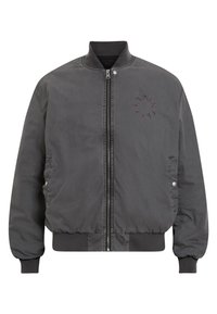 Chaqueta bomber gris con cremallera frontal, cuello y puños de canalé, bolsillos con botón a presión y logo circular de la marca en el lado izquierdo del pecho.