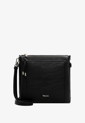 Bolso bandolera de cuero negro con herrajes plateados, cierre superior con cremallera y correa ajustable. Presenta una superficie texturizada y un logotipo frontal.