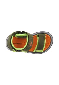 Sандalias abiertas de punta verde y naranja con correas ajustables y forro acolchado, con la marca "Victoria" en la plantilla y en la correa lateral.