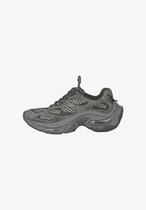 Sneaker atletica grigio scuro con pannelli in rete, suola spessa, chiusura con lacci e linguetta sul collo contro uno sfondo bianco.
